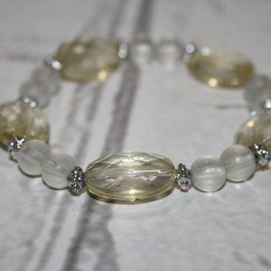 Beautiful clear and cream beaded bracelet 8"